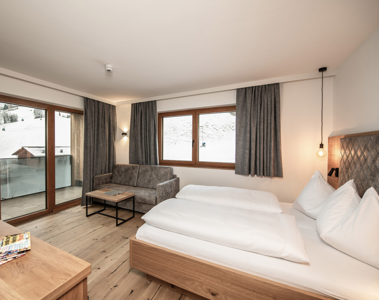 Großzügiges Doppelzimmer mit Balkon und Panoramablick im Hotel Diellehen in Großarl.