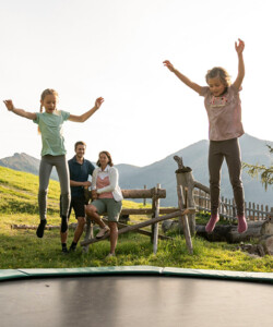 Kinder haben Spaß am Spielplatz des Hotel Diellehen