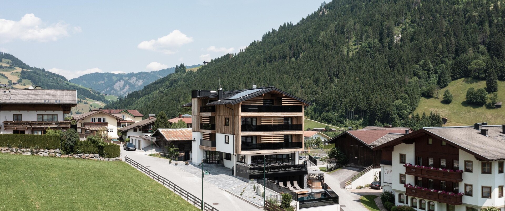 Das familiäre Hotel Diellehen im Sommer von außen.