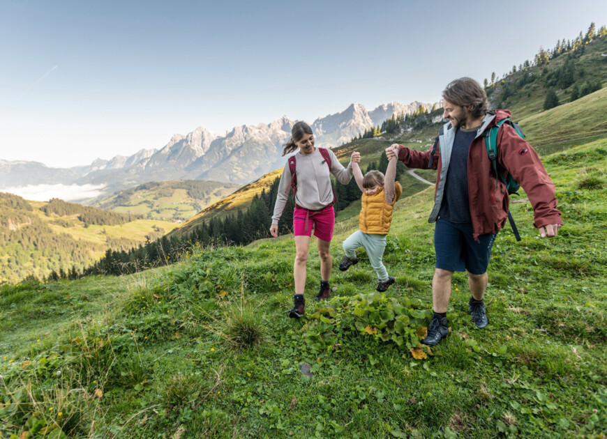 Eine glückliche Familie beim Wandern im Großarltal