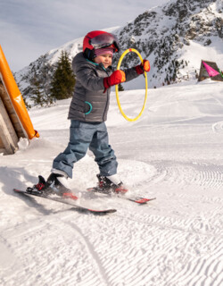 Ein kleiner Junge hat Spaß beim Skifahren