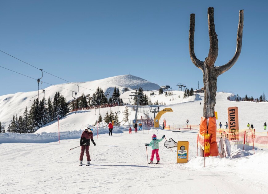 Eine Familie mit zwei kleinen Kindern im Skiurlaub in Großarl.