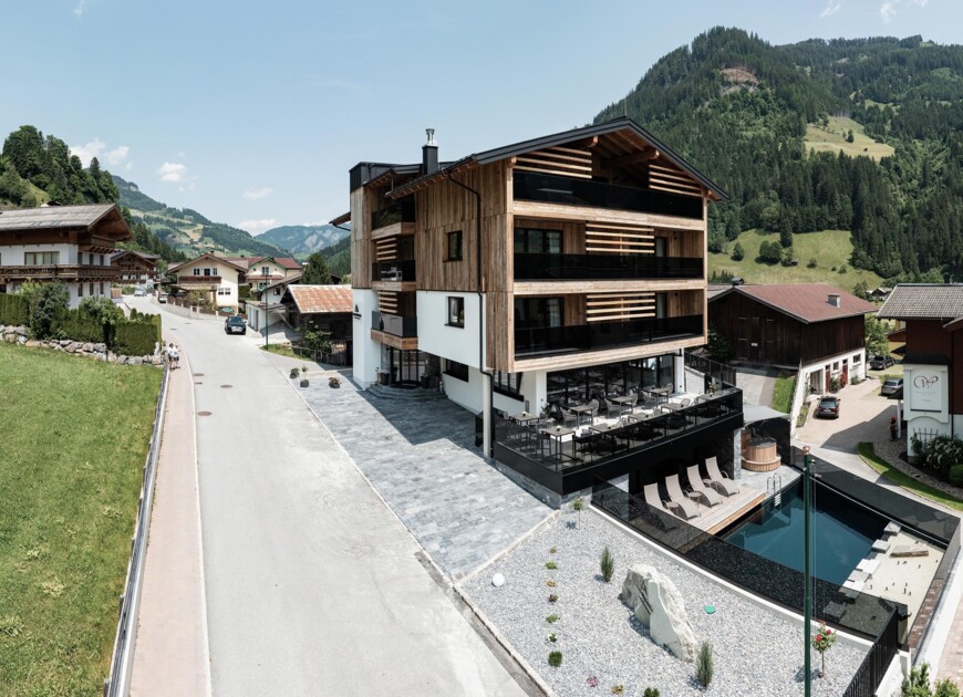 Sommeransicht vom Hotel Diellehen mit Blick auf den Naturbadeteich. - deinem 3-Sterne Hotel in Großarl