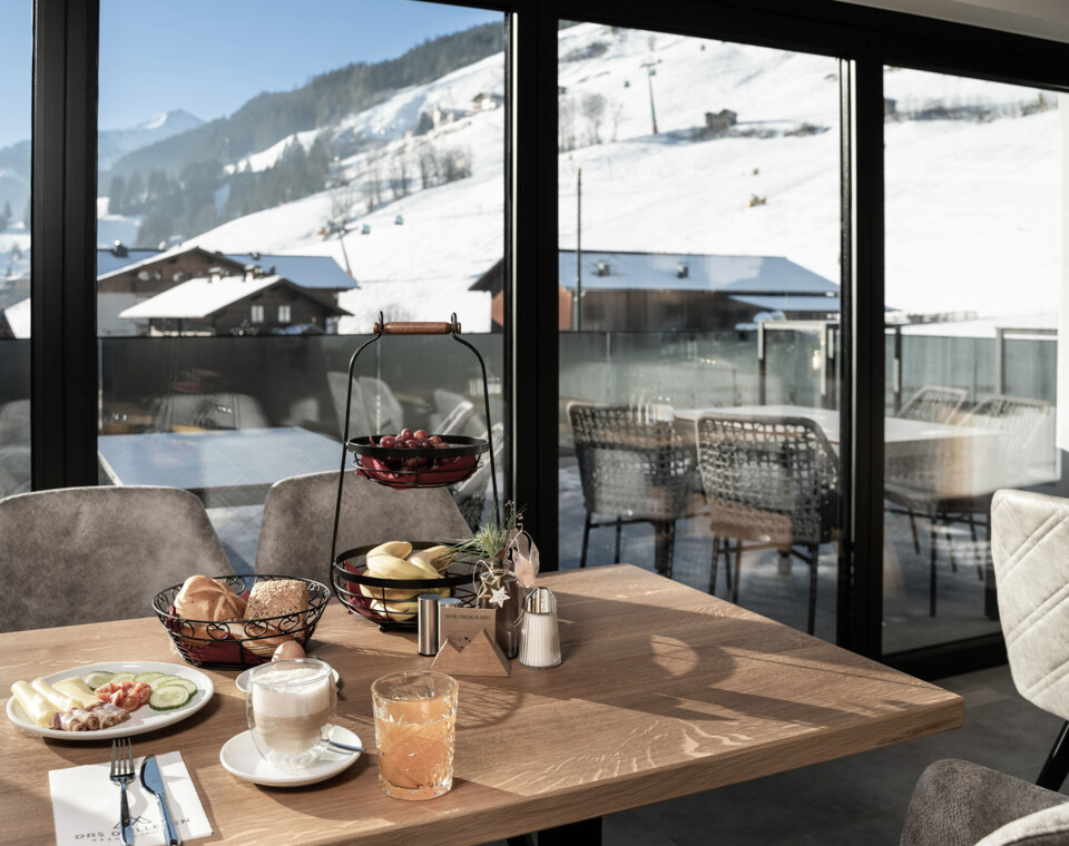 Herrliches Frühstück mit Panoramablick im Hotel Diellehen in Großarl.