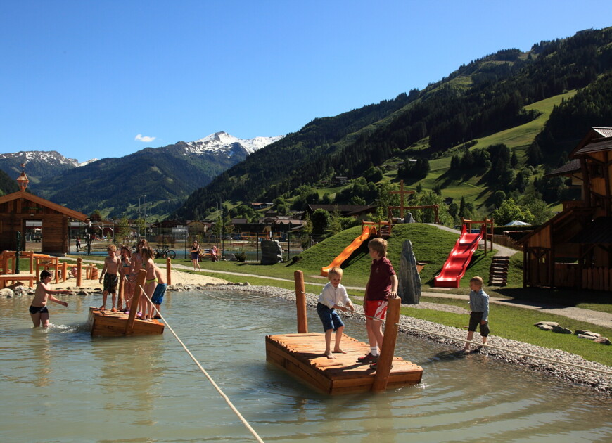 Gemeinsamer Familienspaß auf der Rucki Zucki Gaudi Alm in Großarl