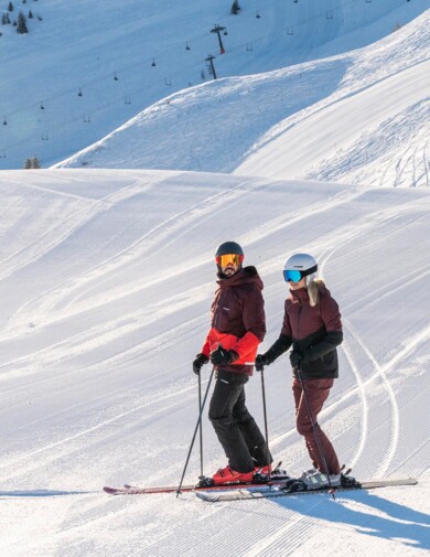 Zwei Skifahrer auf der Skipiste in Großarl.