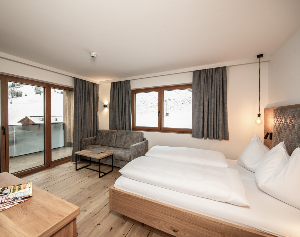 Großzügiges Doppelzimmer mit Balkon und Panoramablick im Hotel Diellehen in Großarl.