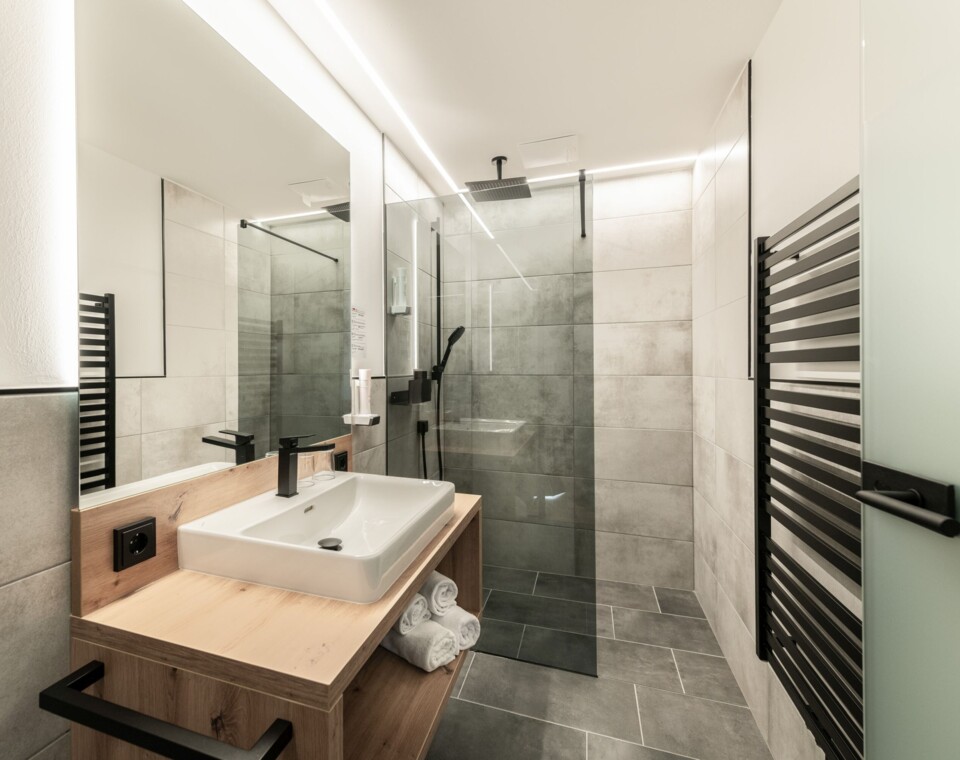 Modernes Badezimmer mit Walkin-in Dusche im 3 Sterne Hotel Diellehen in Großarl, Salzburger Land.