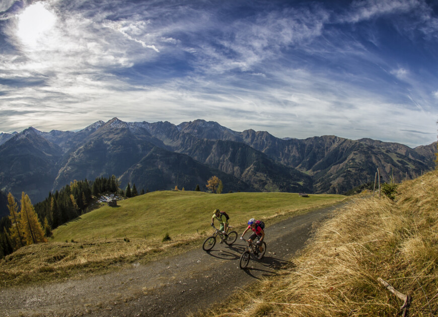 Mountainbiker auf einem Singletrail im Großarltal, Salzburger Land.